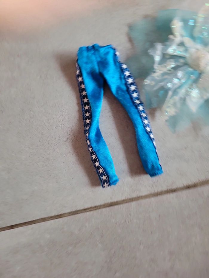 Lot vêtement pantalon et jupe bleu pour poupée - photo numéro 2