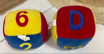 Lot de 2 gros cubes colorés mousse tissu bébé