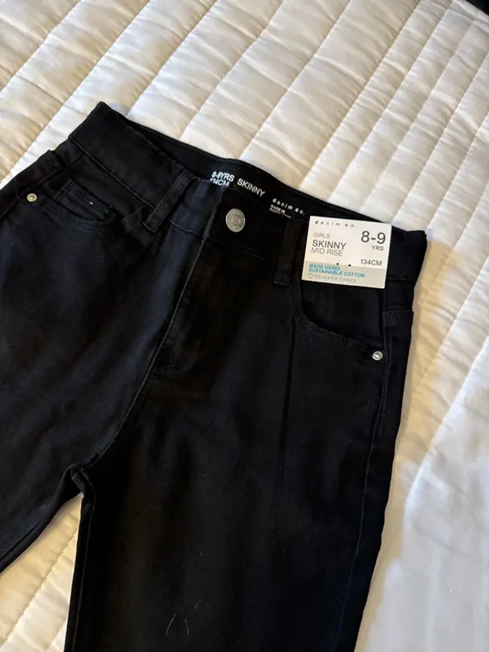 Pantalon jeans noir neuf 8/9 ans - photo numéro 2