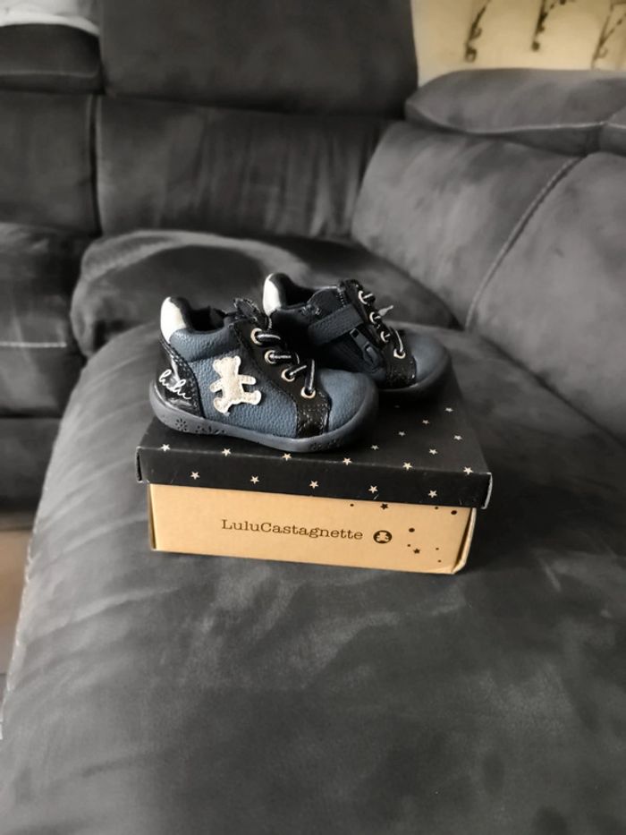 Chaussures neuves fermeture éclair sur le côté