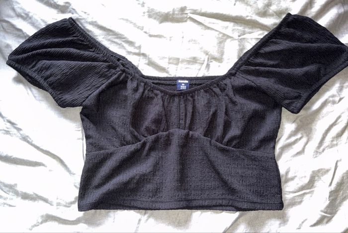 Crop top noir avec manches bouffantes