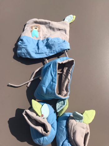 Ensemble bonnet foulard chaussons neuf