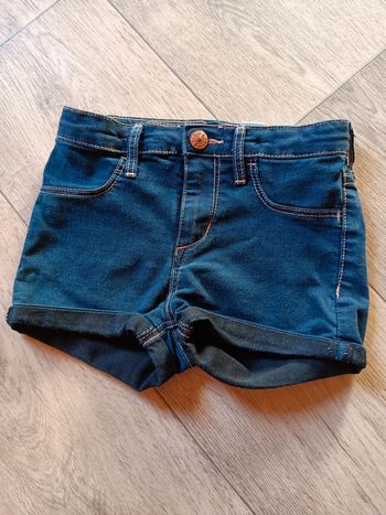 30. Short en jeans H&M 122 6-7ans mis 1x