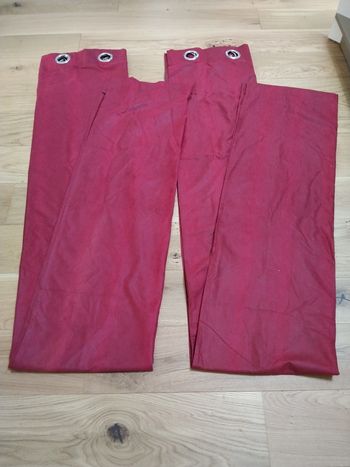 Paire de rideaux rouge à oeillets 
