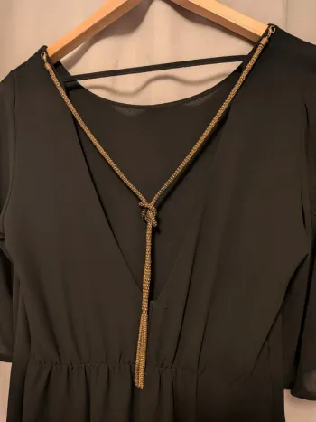 Robe ouverte dans le dos avec bijoux chaîne