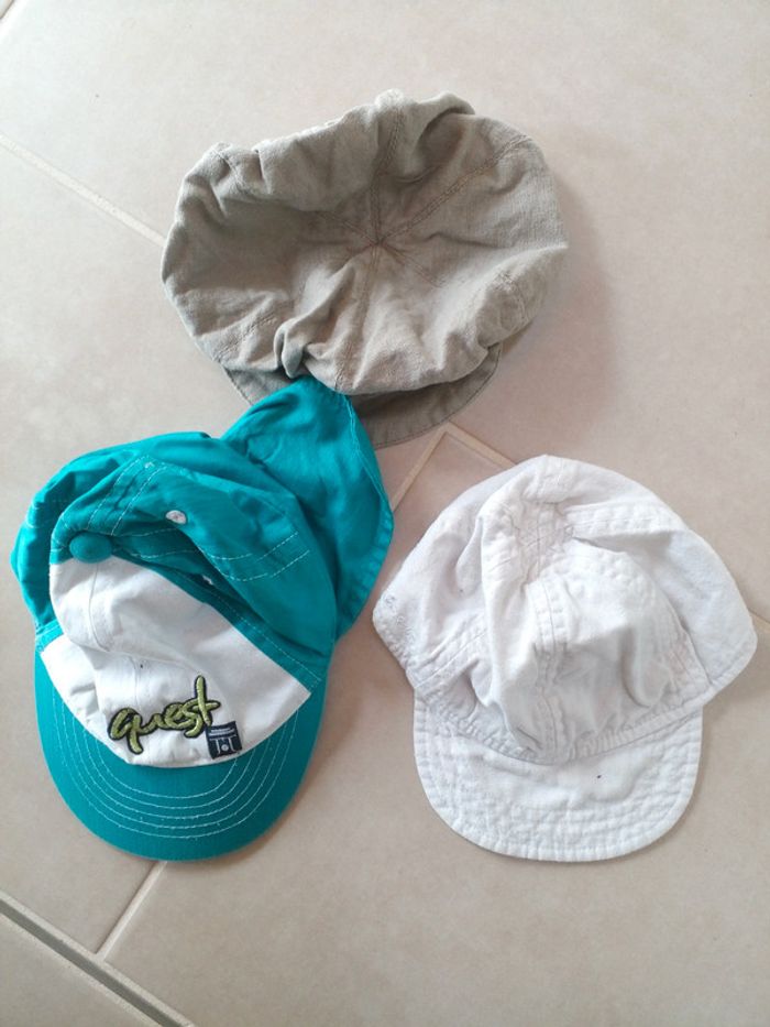 3 casquettes