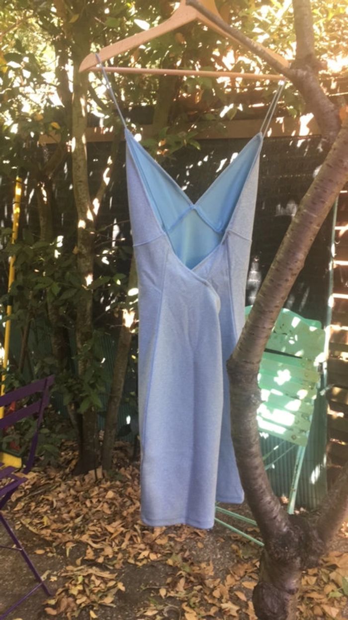 Jolie robe bleue pailletée - photo numéro 4