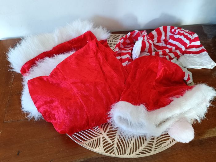 Robe de mère-Noël.   jambières et Bonnet - photo numéro 2