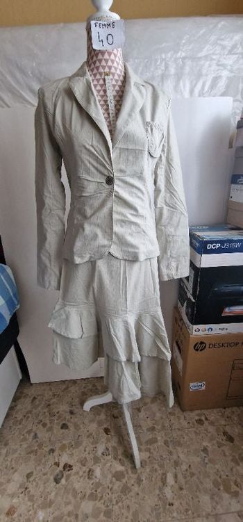 Tailleur/Jupe, beige a rayures vertes, en très très bon état, en polyamide /coton/ elasthanne