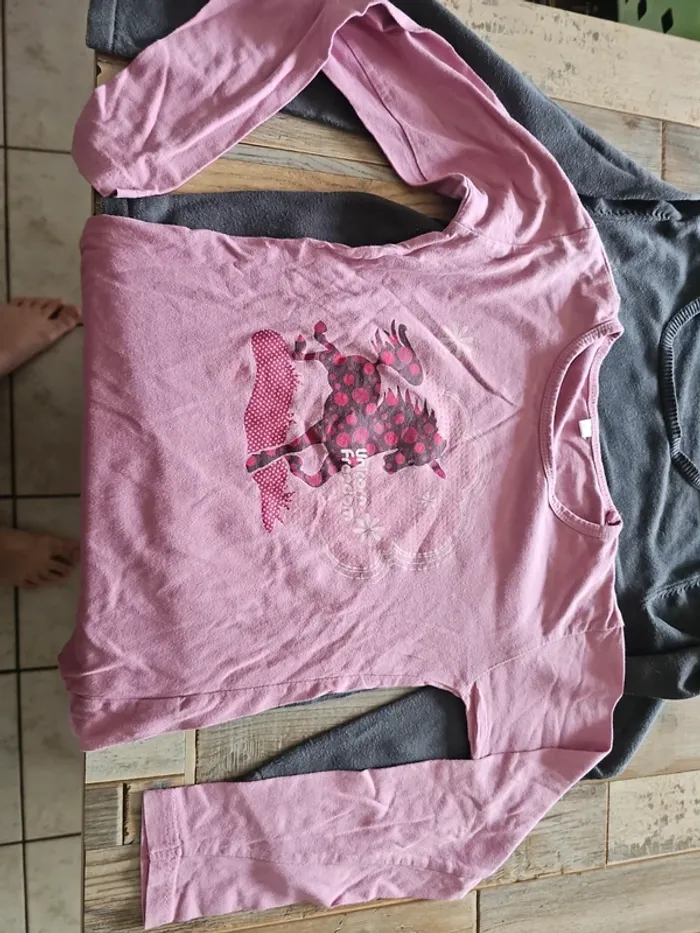 Lot  comprenant un pull plus un t-shirt long manche pour fille