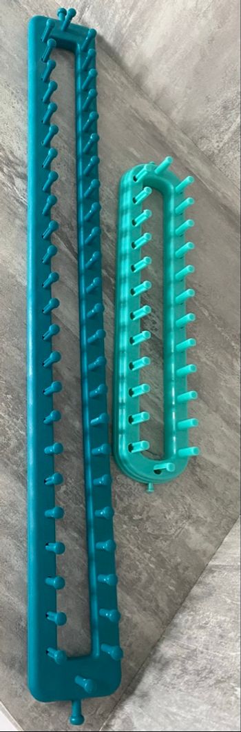 Lot de deux métiers à tricoter