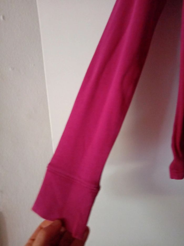 Joli pull à col roulé fuchsia.  10 ans - photo numéro 4