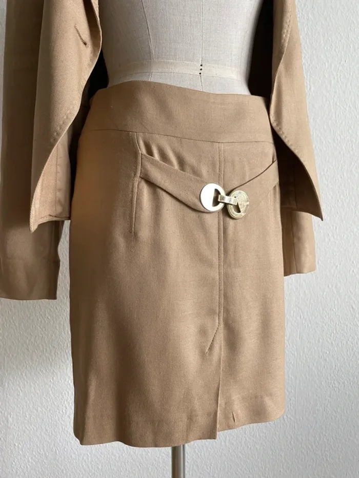 Tailleur veste jupe Versace Collection camel - photo numéro 9