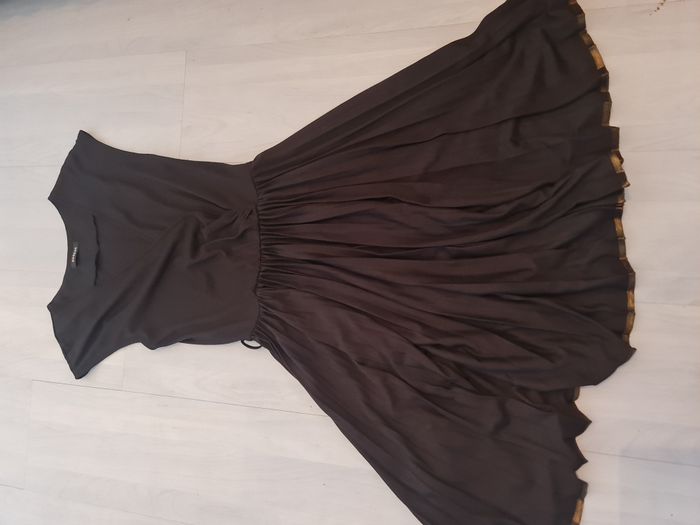Robe noire bas plissée rebord doré Morgan Taille 34/36 - photo numéro 8