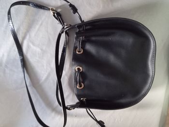 Sac bandoulière noir – style seau chic et intemporel