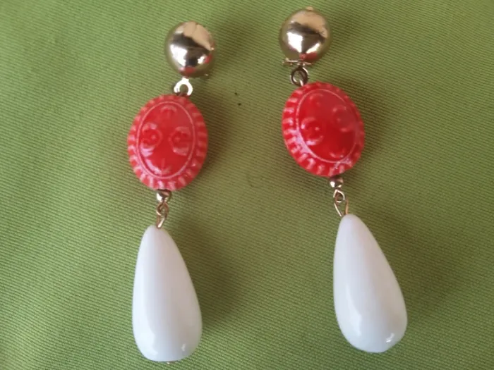 Boucle d'oreille dorée,  corail et blanche - photo numéro 2