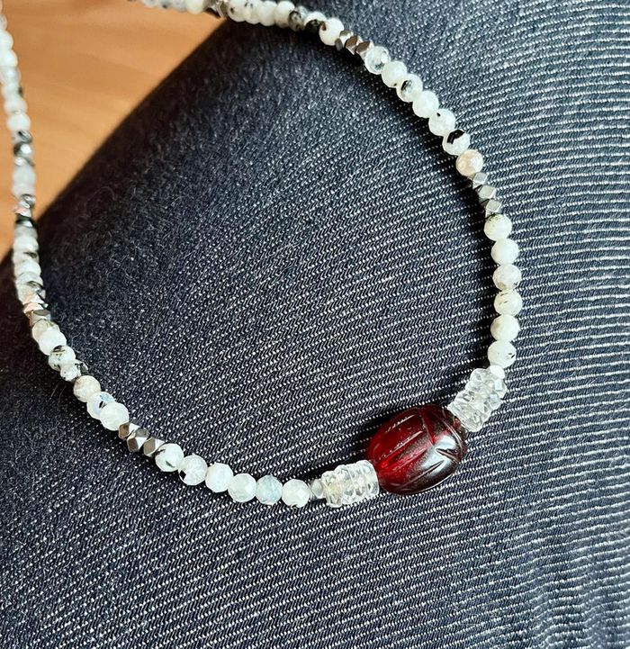 Collier amulette scarabée Grenat et Pierre de Lune - photo numéro 2
