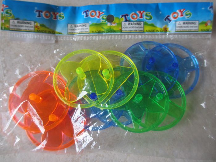 Lot de petits jouets : sifflet, toupies et Super Wings - photo numéro 4