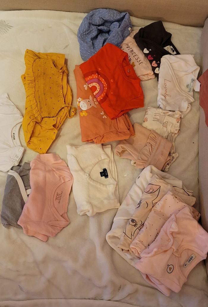Lot bebe fille 1 mois 17 articles