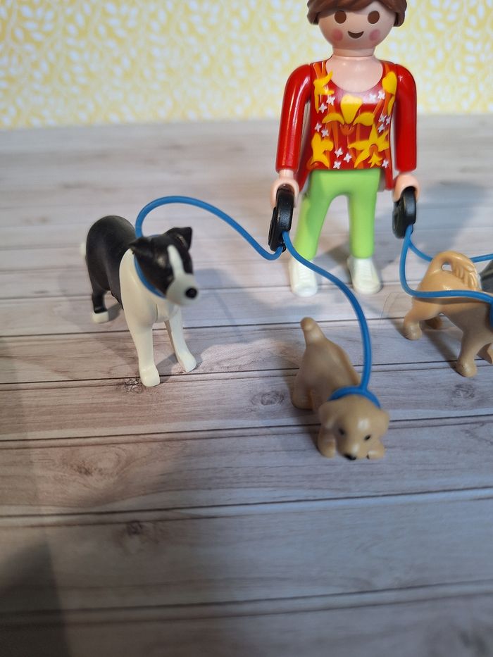 Figurine Playmobil  Promeneuse de chiens - photo numéro 3