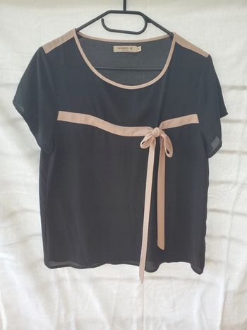 T-shirt noir avec nœud beige