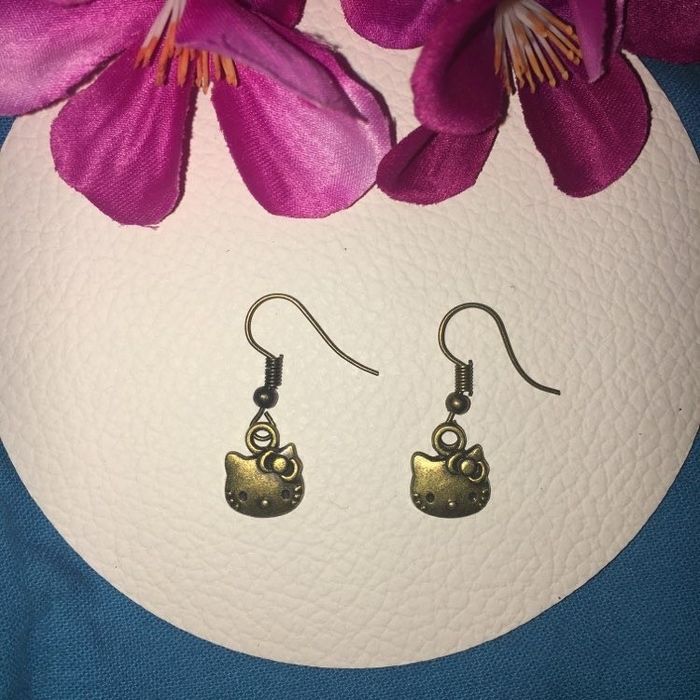Boucles d’oreilles pendantes fantaisies métal doré vieilli hello Kitty chaton