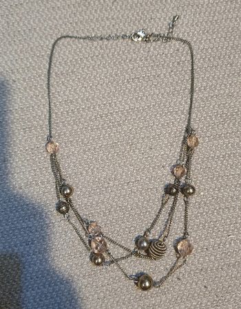 Collier trois chaînes et perles translucides