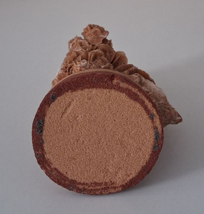 Roche minérale rose des sables sur un socle en pierre - photo numéro 6