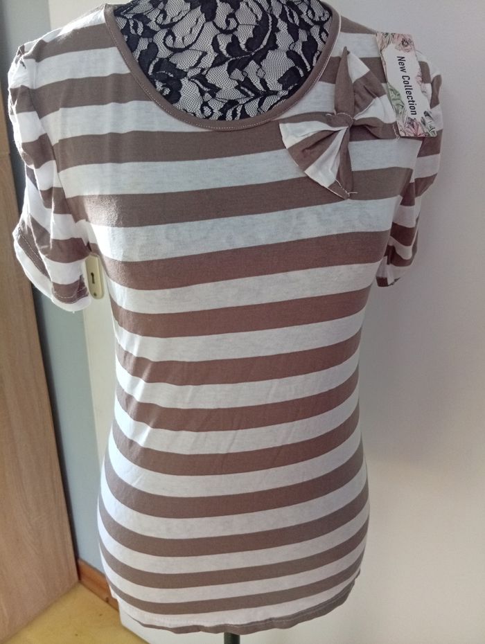 Joli tee-shirt avec p'tite dentelle à l' arrière