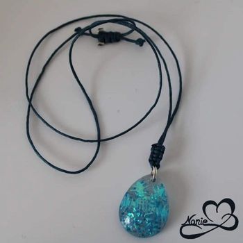 Pendentif avec un flocon bleu