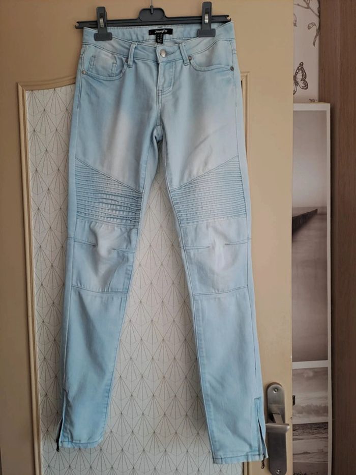 Jean femme clair slim Jennyfer 34 1 micro tâche sur une fesse