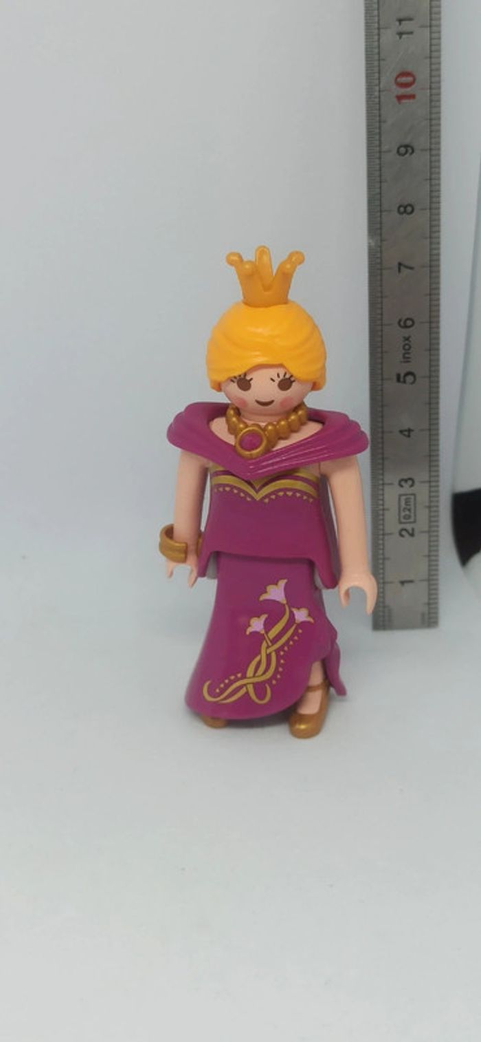 Femme princesse avec cheveux blonds et couronne playmobil