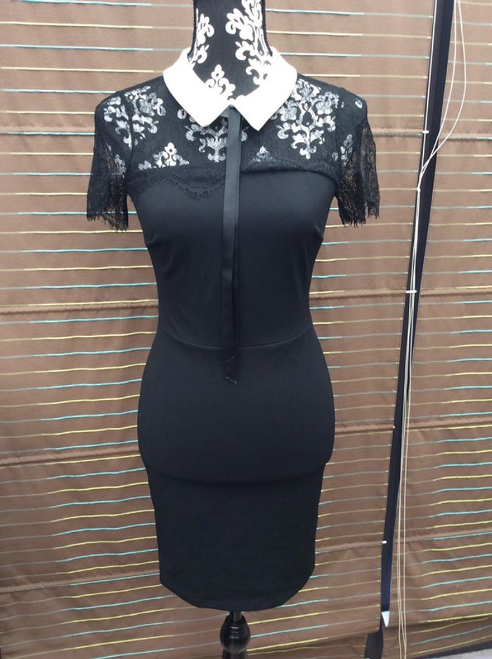 Robe noire, col blanc et dentelle (N°35)