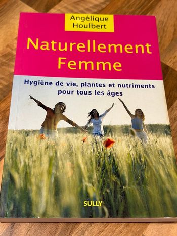 Naturellement femme: hygiène de vie, plantes et nutriments pour tous les âges