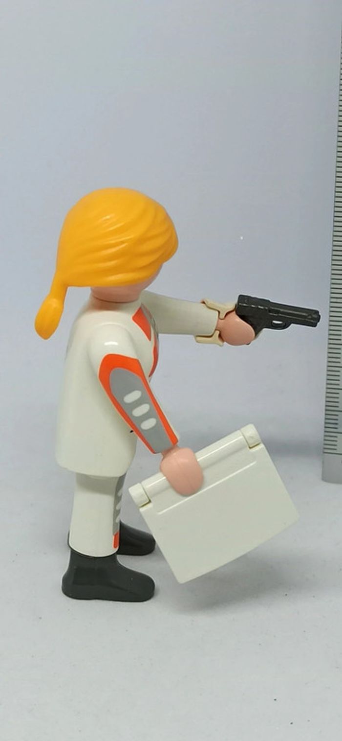 Femme top agent secret avec habits et ordinateur blancs playmobil - photo numéro 2