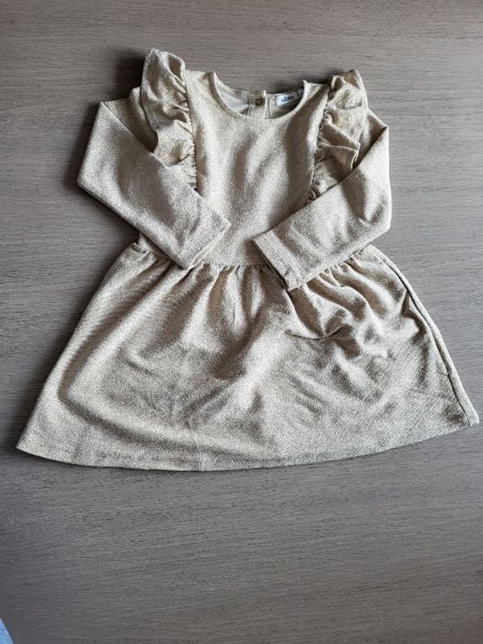 Jolie robe manche longue doré à pailette