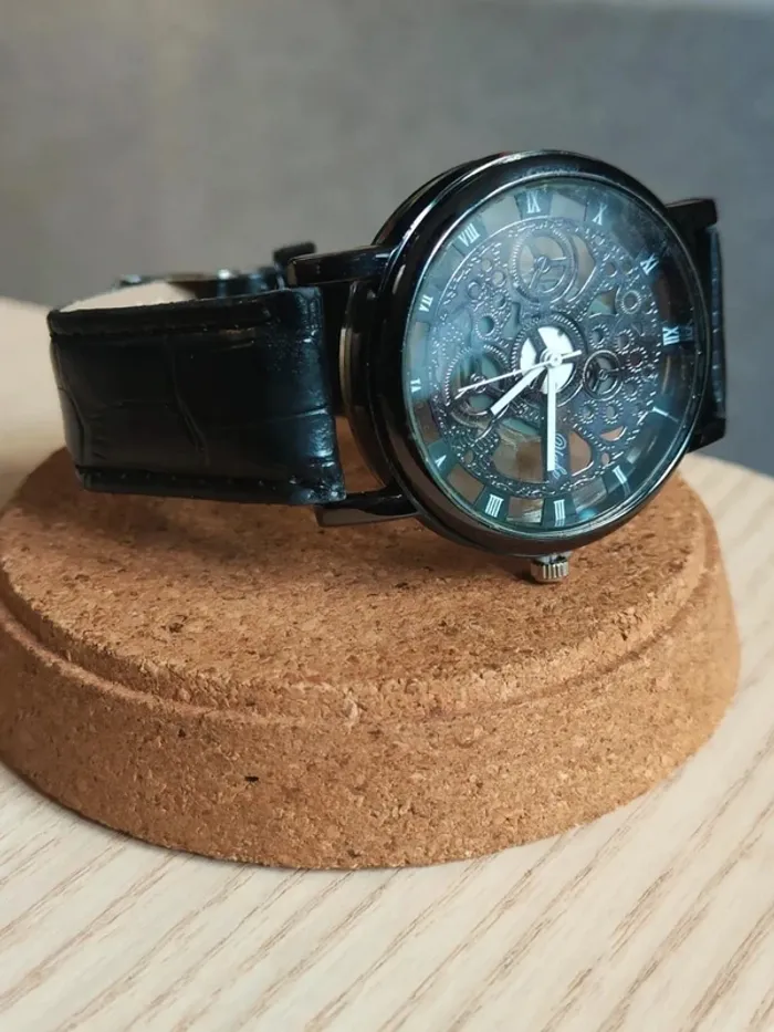 Montre noire quartz style fantôme, méca noire