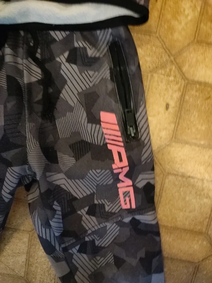 Ensemble jogging Hugo boss mercedes AMG 5 ans - photo numéro 3