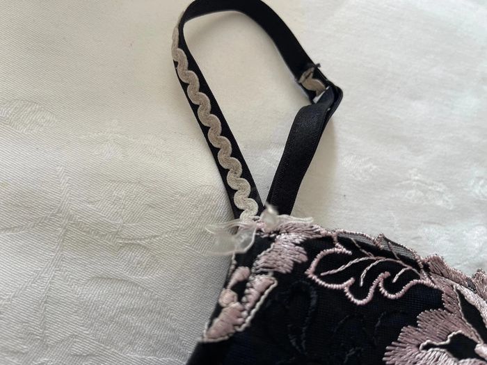 Soutien-gorge noir dentelle rose 85C - photo numéro 4