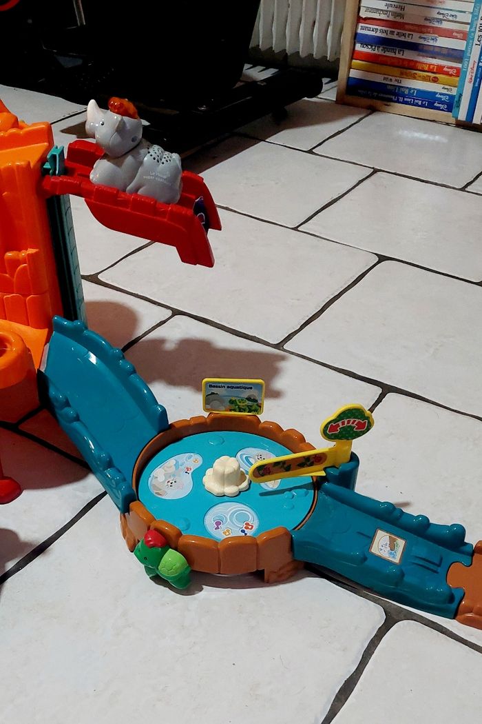 zoo interactif a vendre le lot tut tut animo V tech
un peu volumineux.
d'autres articles disponibles
ensemble assez satisfaisant malgres 
un petit defaut sur un plastique mais rien de genant(scotch) - photo numéro 3