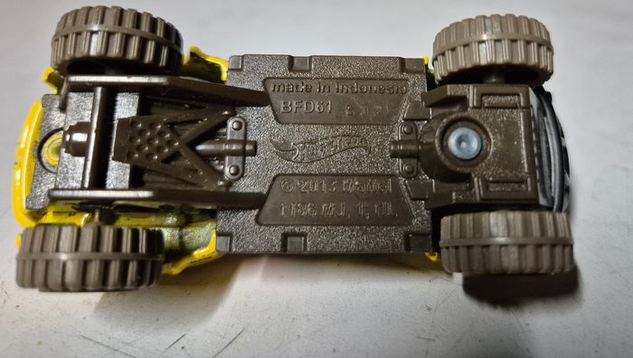 Miniature hotwheels sandblaster mud studs trucks jaune 1/64 Ford raptor  BFD61 - photo numéro 6