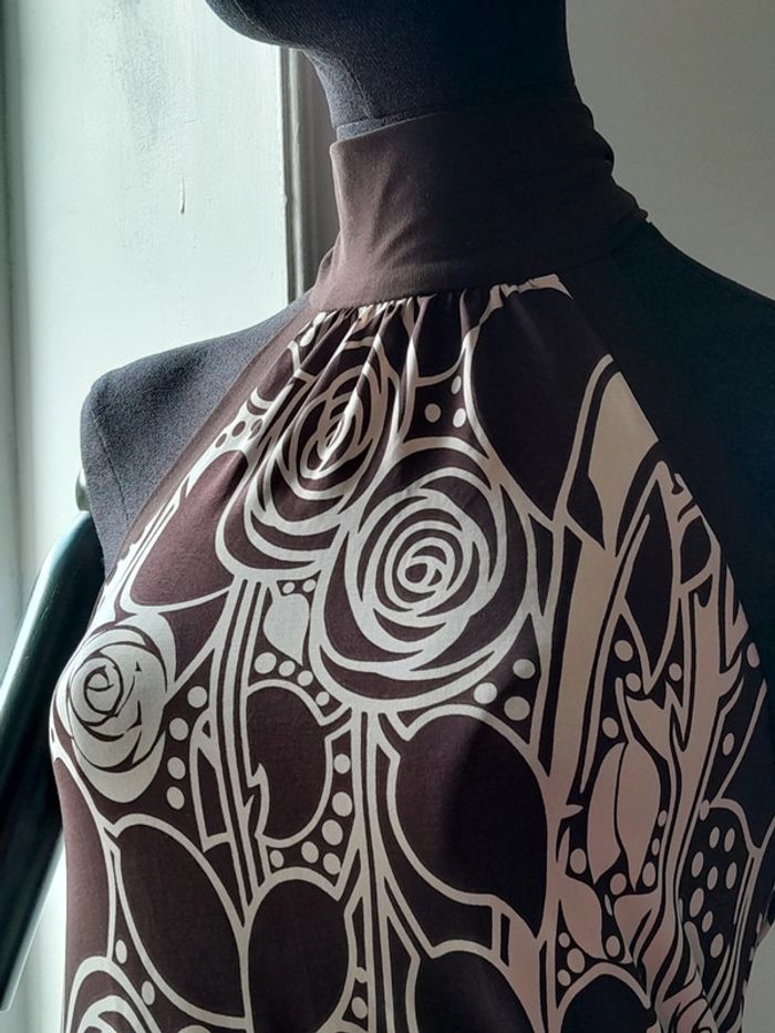Top moulant dos nu avec noeud au cou motif fleurs marron et blanc col montant - photo numéro 4