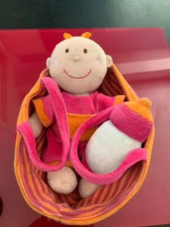 Bébé en peluche avec couffin et biberon