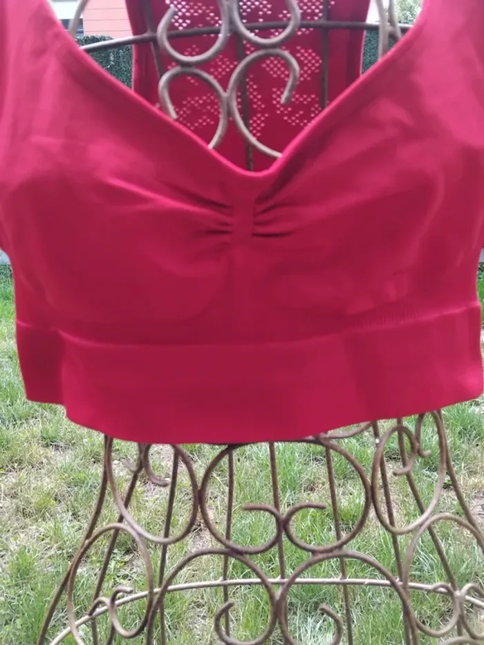 Lot de 2 brassières sport. Le gris est de la marque Jennifer et le rouge Athlitech. - photo numéro 6