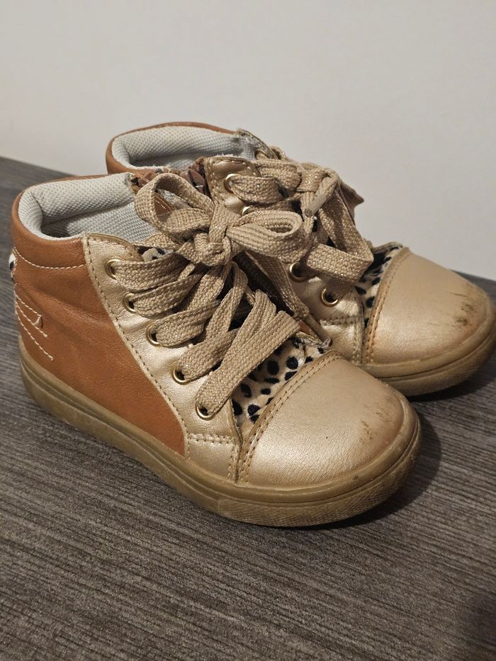 Chaussures t 23 - photo numéro 1