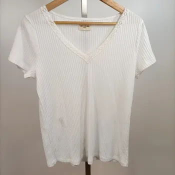 T-shirt blanc côtelé col V en dentelle CMT taille M A934