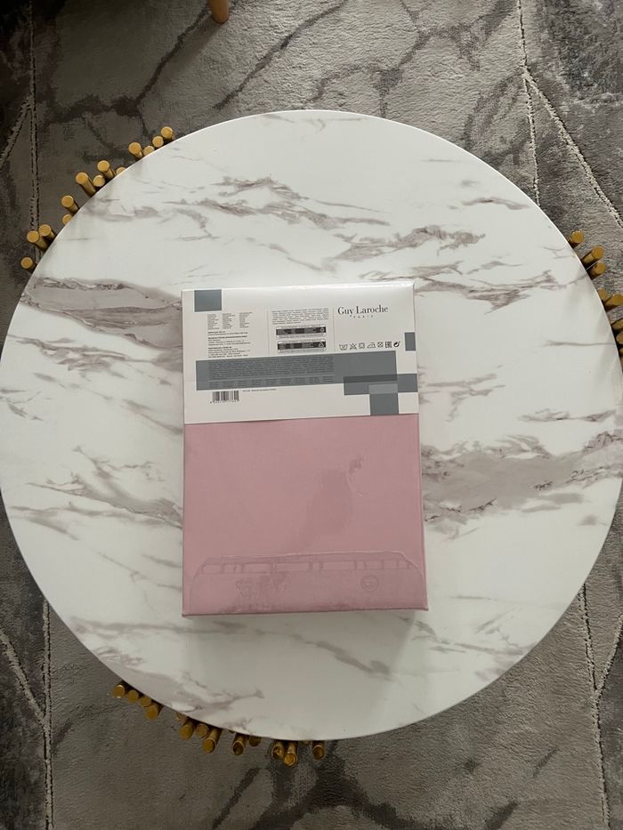 Housse de couette Guy Laroche 260x240 et deux taies d’oreillers 65x65 cm neuf avec étiquette - photo numéro 5