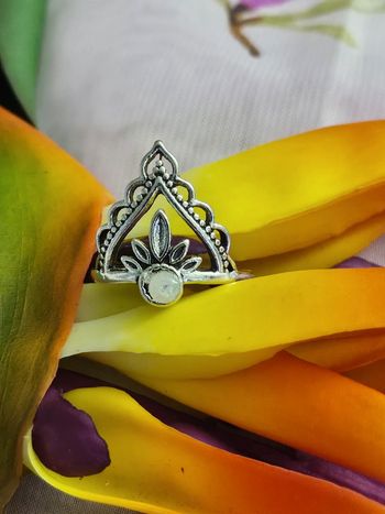 Bague texturee avec sa pierre sélénite modèle 8 , acier inoxydable