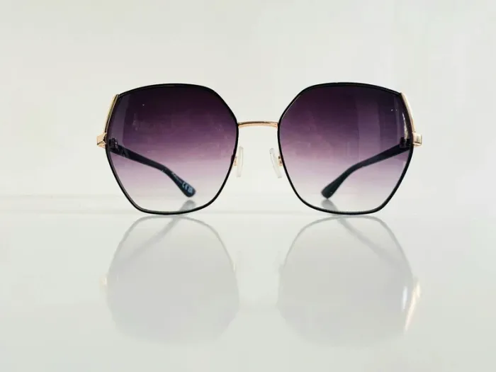 Lunette de soleil femme hexagonale noire et dorée verres dégradés UV protection catégorie 3 - photo numéro 3