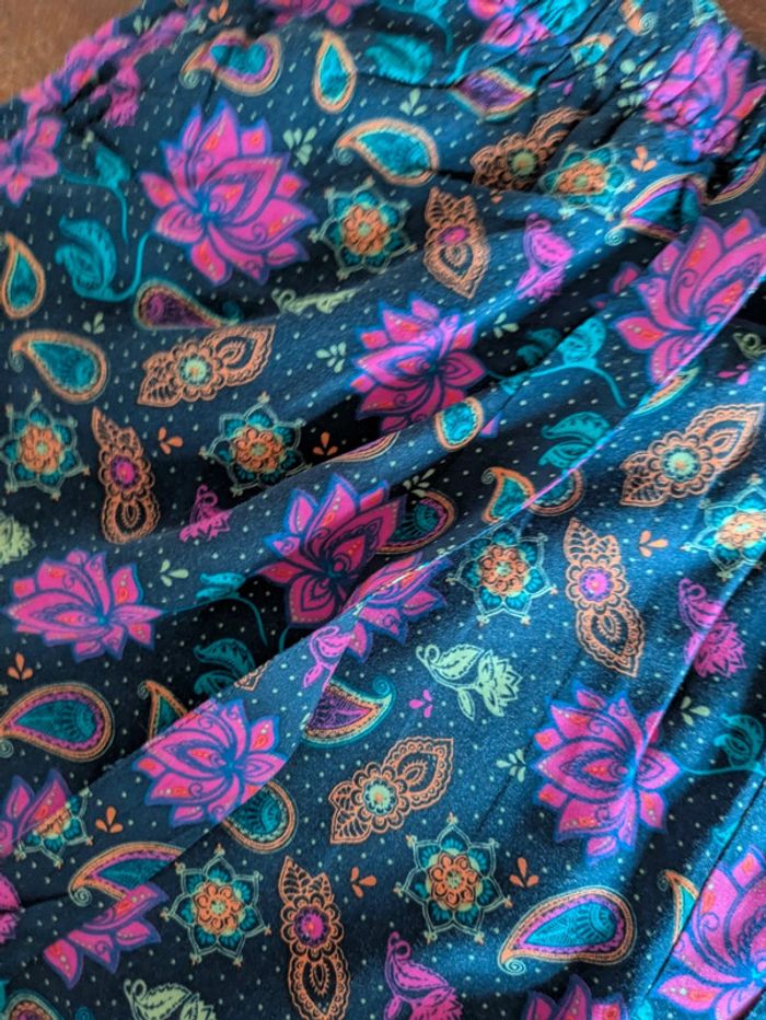 Joli short In extenso taille L motifs multicolores cachemire fond bleu marine - photo numéro 2